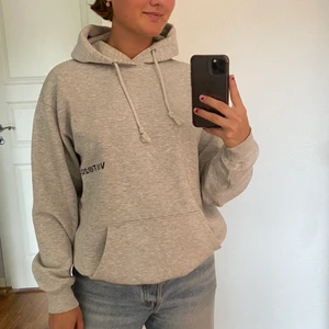 VAILENT hoodie strl S - Grå hoodie från VAILENT i storlek S. Använd ett fåtal gånger, inga skador eller fläckar. Mysigt material på insidan. En skön basic grå hoodie. (Köparen står för frakt) 