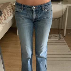 Äkta vintage raka low waist jeans. Dom är perfekt längd på mig (172cm). Köpta second hand i Köpenhamn. OBS Använder inte direkt köp!!
