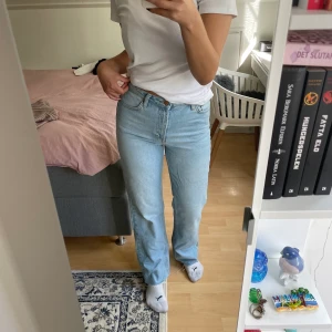 Blåa jeans - ⚠️Vid snabb affär kan priset diskuteras⚠️ Helt oanvända jeans från NA-KD!