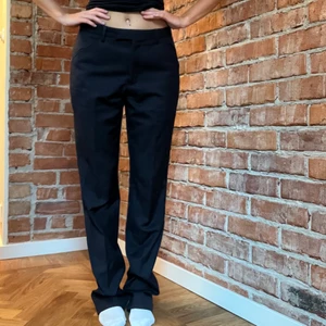 Kostymbyxor  - Jag säljer mina lågmidjade och långa kostymbyxor då jag har köpt ett par nya som passar mig bättre. Jag är 174 cm och byxorna är långa i benen på mig. Köparen står för frakt💖