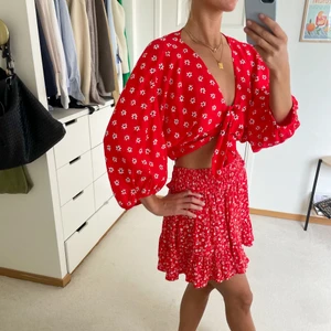 Set kjol och topp - Set från Zara med kjol och topp. Toppen har knytning framtill, ganska kort. Kjol med resår i midjan. Kjolen och toppen är helt nya, prislapp finns kvar på kjol. Båda delarna är i storlek M, väldigt liten i storleken. Vanligtvis har jag S och är 170 cm. 