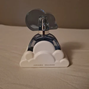 Ariana grande perfym - Ariana grande "Cloud" perfym  Säljer för att de inte riktigt är min typ av perfym