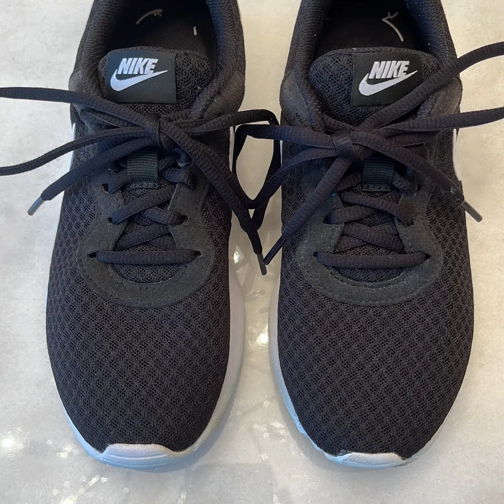 Träningsskor från Nike | Använda ca 10 gånger inomhus till padel | Fraktkostnad tillkommer 💌. Skor.