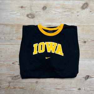 Svart Iowa Nike T-shirt, har inte använt den mycket, baggy, bra skick