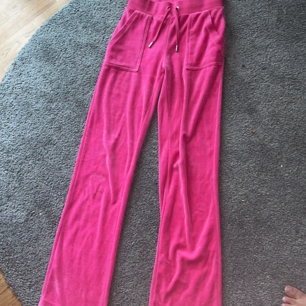 Juciy couture byxor rosa.  Använd fåtal gånger. Storlex xs . Jeans & Byxor.