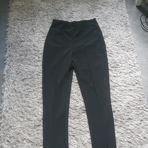 ZARA BYXOR  - Helt oanvänd, säljer för att jag aldrig använt dom och dom tar plats.