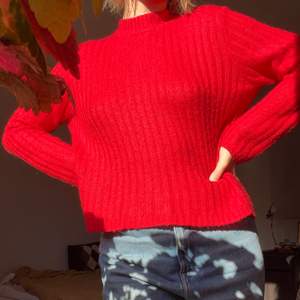 Säljer min röda stickade tröja från H&M, den är i strl S men passar mig som är M. Jag möts gärna upp i Göteborg 🌸 Skriv till mig om du är intresserad eller har frågor🤍✨