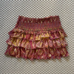 Volangkjol - Snygg kjol från zara. Använd några gånger så i fint skick.