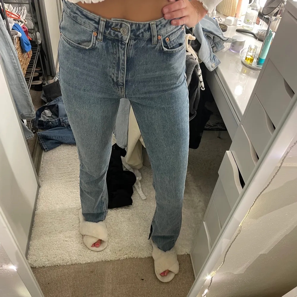 Jeans med slits från Ginatricot💞 Jag är 178cm och har storlek 36💞. Jeans & Byxor.