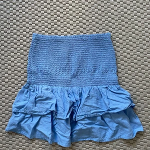 Volangkjol - Snygg kjol från mango. Använd några få gånger så i fint skick. 