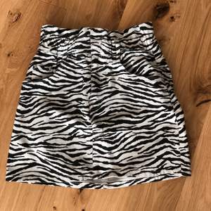 En zebra mönstrad jeans kjol i storlek S! 25:-