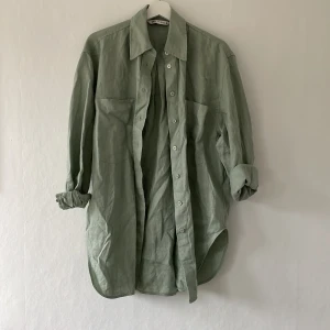 Grön linneskjorta  - Superhärlig grön linneskjorta från zara! Hel i nyskick endast använd en gång. Storlek M så relativt oversized! Köparen står för frakt