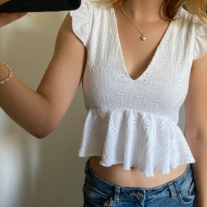 topp med volang - volangopp med söta detaljer🫶 köpt på new yorker och knappt använd