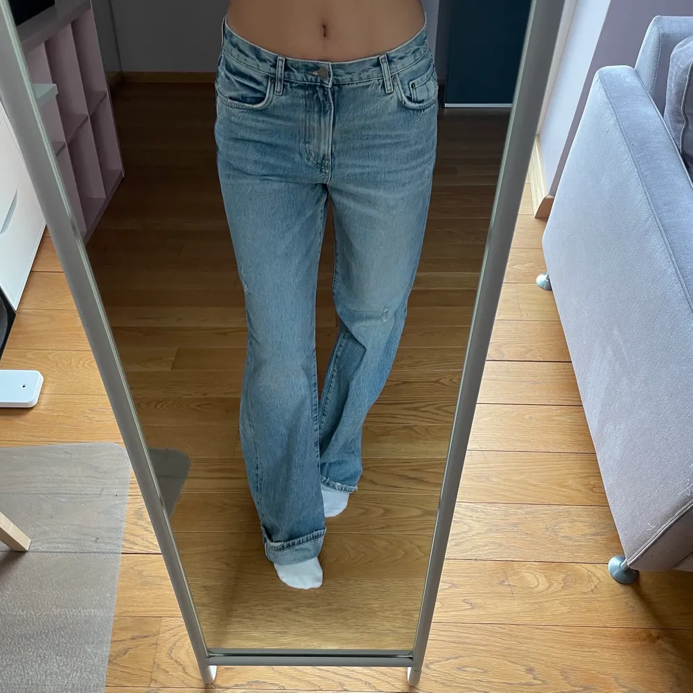 Dessa underbara jeans från zara som är helt slutsålda. Strl 40 men sitter såå snyggt lågmidjat på mig som bär 38 🤎🤎 meningen att vika upp de längst ner som en så nice detalj. Jeans & Byxor.