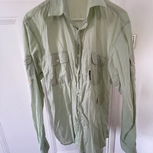 dolce gabbana skjorta  - Köpt i paris, äkta, ljus grön skjorta  Fin kvalitet 