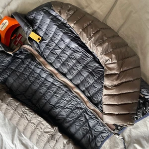 parajunper - Säljer en fin vårjacka som är i storlek L och är i nyskick och äkta såklart, går och frakta och finns i Helsingborg!