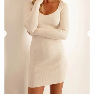 Hjärtformad klänning 🤍 - Finaste klänningen till höst, stickad i hjärtform sitter som en smäck men tyvärr inte min stil efter en användning 🤍 