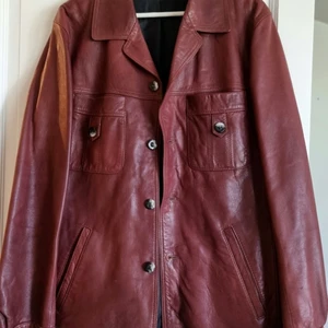 Röd läderjacka  - Säljer min pappas vintage läderjacka då den inte kommer till användning. Den är rätt overaized i modellen. I utmärkt skick!