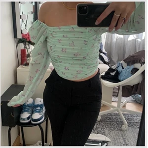 Pastellgrön topp - Säljer denna superfina blommiga pastell toppen från H&M. Använd endast 1 gång. Säljer då den blivit liten. Sitter super fint, köpare står för frakt💘