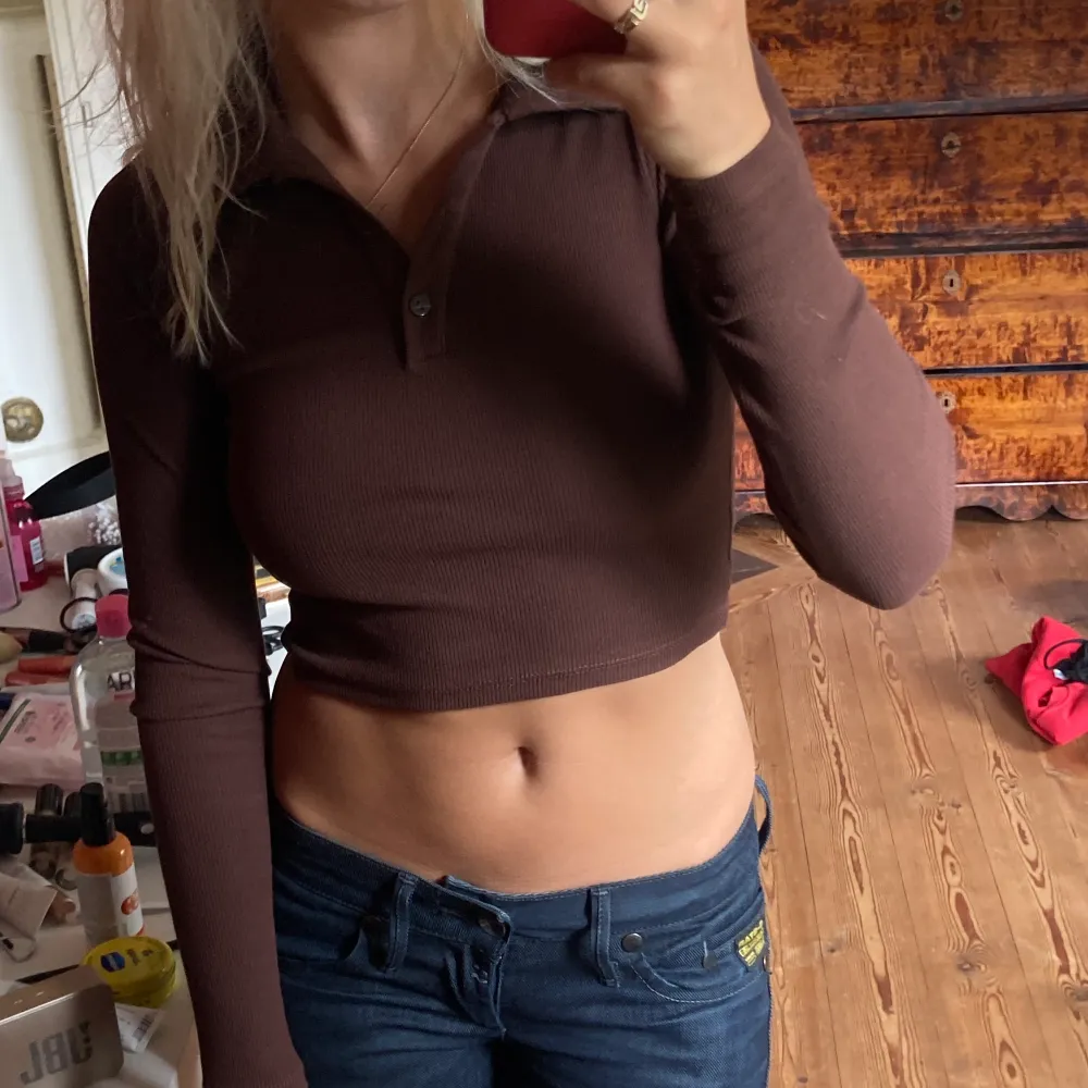 Skitsnygg Långarmad brun tröja, skriv för frågor eller mer bilder 💞. Neuletakit & Villapaidat.