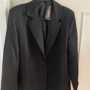 Svart kavaj  - Helt ny med prislappen kvar! Säljes pågrund av att den är lite för stor på mig som är en xs!