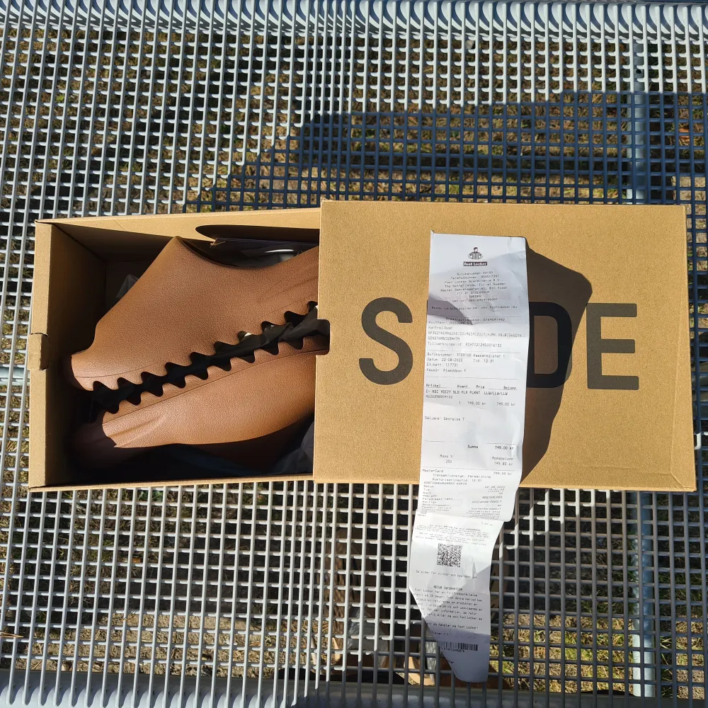 Säljer helt nya, otestade Adidas Yeezy Slides Flax. Har storlek 43. Kvitto samt alla original saker medföljer. Skriv ifall ni har några frågor 😁. Skor.