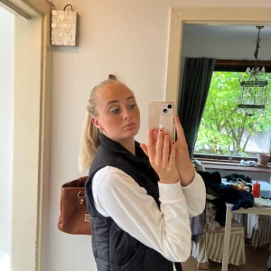 Väst - Cool väst köpt secondhand för 200kr. Har så många västar så denna kmr inte till användning längre. Strl xs