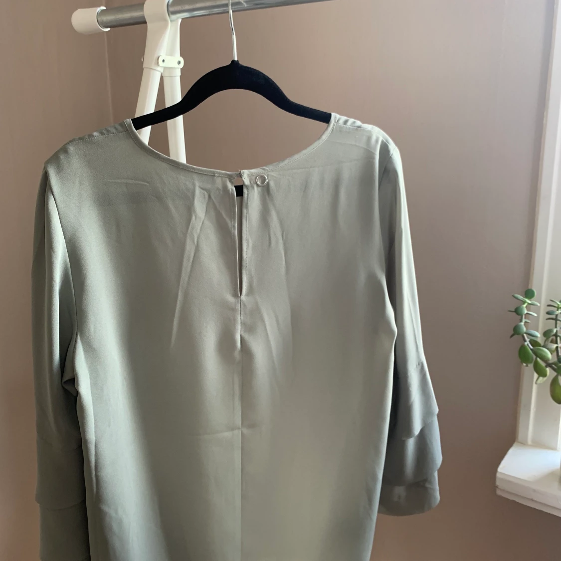 Ljusgrön blus med volangärm  - 90