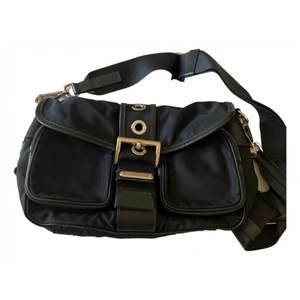 Prada väska - En prada väska som är väldigt lite använd. Perfekt crossbody Väska. Köpte den ifrån sidan vestiaire collective där det endast säljs äkta väskor. Väskan skickas till kontrollkontor i Paris. Inget kvitto men vesteiras dustbag, chattar+liten prislapp. :)