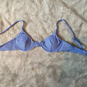 Superfin blå bikinitopp från shein, helt ny och oanvänd då den var för liten för mig. Köparen står för frakten:)