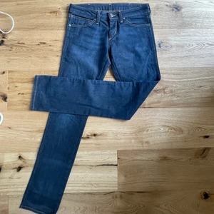 Wrangler jeans  - Skit snygga låg midjade jeans, helt o användna. Strl är M men skulle säga att dom är S/XS, jag är 1.68/69 och längden är perfekt. 
