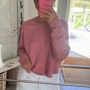 Stickad tröja - Så myysig rosa stickad tröja, den är avklippt nedertill men absolut ingen material som fransar upp! 