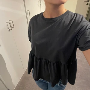 Topp - Säljer denna super söta topp från Bershka. Är i super bra skick då den bara har använts nån gång💕 