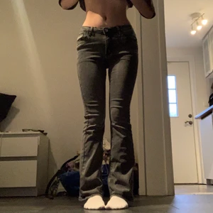 Lågmidjade Jeans Grå - Jättefina grå lågmidjade jeans som aldrig kommer till användning, i storlek XS (34). köparen står för frakt💕