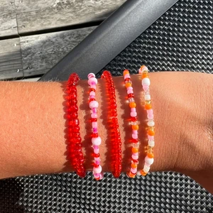 Pärlarmband - Pärlarmband med valfri storlek, färg & mönster 💐 2 armband för 32kr, 3 armband för 42kr, 4 armband för 52kr, 5 armband för 62kr. Blomarmband kostar 40kr Frakten kostar 13kr 🌸