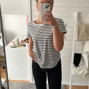 T shirt  - Randig T-shirt från hm, knappt använd💕