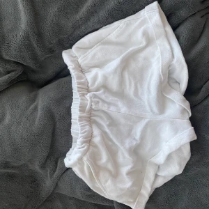 Vita shorts från H&M - korta shorts från H&M, bra skick, XS