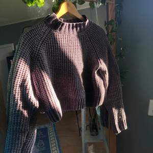 Grå superdupermysig stickad tröja från H&M! Croppad och halv-turtleneck, varm och härlig och hur perfekt som helst nu till höst! 