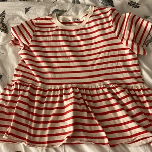 Zara topp - Hej! Säljer nu min fina rödrandiga t shirt från zara med en kjol/volang där nere. Den är i storlek M och använd endast en gång. Kontakta för mer info 🫶🏻🫶🏻
