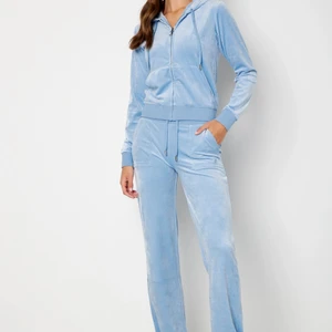 💙SÖKER💙 - Söker ett ljusblått sett från juicy couture, med fickor där bak! Max 1000kr