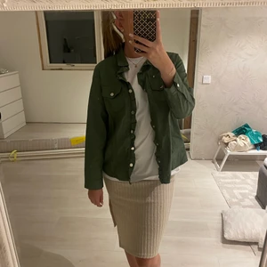 Jacka  - En mörk oanvänd tunn jacka! Super fin färg och perfekt nu till den tidiga hösten🤍 den är liten i storleken då jag är en s och bär denna i L/M