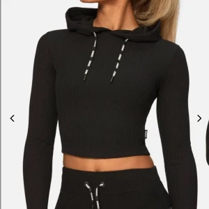 Stronger set överdel st M byxa st S - Endast provad då jag köpt fel storlek, svart ribbat sett, pris kan diskuteras vid en snabb affär nypris 1400 