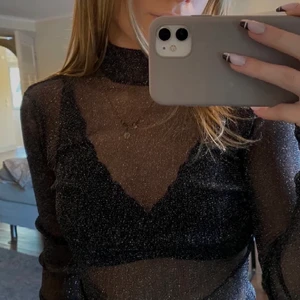 Mesh top  - Glittrig svart mesh top