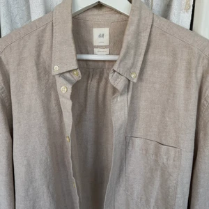 Beige skjorta - Beige skjorta från H&M i superskick! Passar M/L