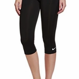 Nike PRO träningstights 3/4 - Träningsbyxa i capri längd. Använder gott skick dvs inga hål, revor osv eventuellt enstaka noppror 