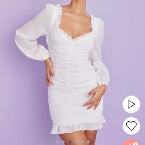 Säljer denna vita klänningen som enbart är testad och lappen är fortfarande kvar!💖