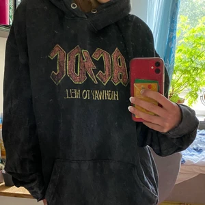 ACDC hoodie - En svart lite gråaktig Acdc hoodie från pull&bear, väldigt fin passform, säljer då den tyvärr inte kommer till användning 💕 möts i Stockholm eller frakta då köparen står för frakt💕