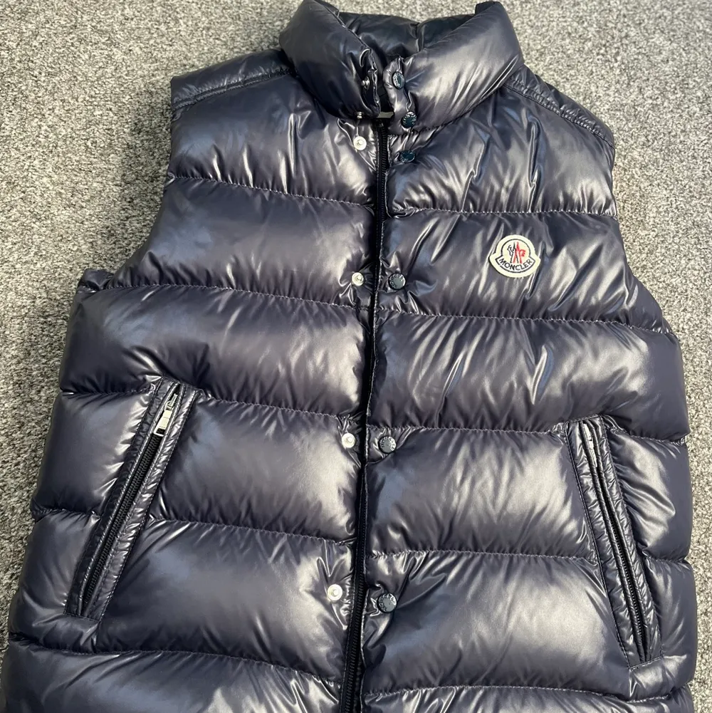 Hej jag säljer min Moncler vest som har använts ett par gånger men i stort sätt helt ny. Den har inga fläckar eller repor. Höst-vår vest. Jackor.