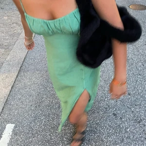 Klänning - Sååå fin klänning från Zara, jag älskar den men har tyvärr för många klänningar :( fint skick, typ linnematerial. Storlek L men skulle säga snarare s/m. Pris kan diskuteras 