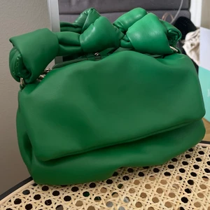 Grön handväska ZARA - Säljer denna superfina handväska från Zara. Nyskick❤️ 